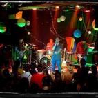 Otra que no cierra es la sala El Sol de la calle Jardines, que lleva décadas ofreciendo música en directo en la céntrica zona. En las próximas semanas su programa incluye la actuación de la banda española Sex Museum, un homenaje a Lou Reed...