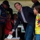 Colombian presidential candidate Gustavo Petro casts his vote next to his daughter at a polling station in Bogota during presidential elections in Colombia on May 27, 2018. (Photo by Raul ARBOLEDA / AFP) (Photo credit should read RAUL ARB...