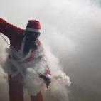 Un palestino, vestido de Papá Noel, utiliza un tirachinas para devolver el gas lacrimógeno lanzado por las tropas israelíes durante los enfrentamientos en una manifestación en contra de los asentamientos judíos en Bilin, Ramallah, Palestina.