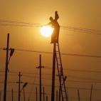 La silueta de un trabajador, durante un atardecera las orillas del río Ganges, en la ciudad india del norte de Allahabad.