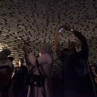 Varias personas fotografían los nombres de las víctimas del maremoto de 2004 en el Museo del Tsunami en Banda Aceh (Indonesia).