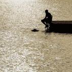 Un joven aprovecha el día soleado en el lago de Zúrich (Suiza).