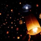 Los afortunados que viajen a Tailandia no pueden dejar de asistir a este festival anual en el que agradecen al río la llegada de agua hasta sus campos de cultivo. El cielo entero se llena de farolillos de fuego, que los habitantes fabrican para...