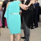 El padre de la novia, Luis de Guindos, saluda a una invitada. De fondo, Rajoy.