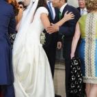 La novia saluda a Iván Rosa Vallejo, marido de la vicepresidenta, Soraya Sáenz de Santamaría.