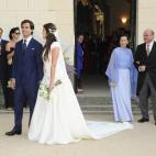 El orgulloso padre y padrino, tras los novios.