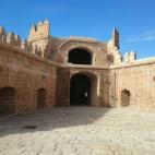 La Alcazaba almeriense domina la ciudad costera, siendo además la más grande de las ciudadelas árabes que se construyeron en nuestro país. En ella se han rodado dos grandes superproducciones: Indiana Jones y la última cruzada, de Steven Sp...