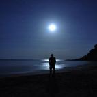 En la preciosa Cala de la Media Luna se rodó la famosa serie española Los hombres de Paco, con un jovencísimo Hugo Silva. Cercana a la famosa Playa de Mónsul, esta preciosa cala de aguas transparentes, pequeñas cuevas y arena fina es, de po...