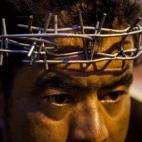 Un hombre participa en la procesión de la iglesia Santa Teresa en Caracas (Venezuela).