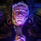 Detalle de una imagen de la virgen María llorando durante la misa de Miércoles Santo en la iglesia Santa Teresa en Caracas (Venezuela).