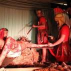 Estudiantes representan el vía crucis en la localidad de Luque (Paraguay).