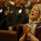 Una mujer asiste a la celebración del Domingo de Ramos en Medellín (Colombia), que da inicio a la Semana Santa.