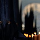 Penitentes de la hermandad de 'Los Estudiantes' durante una procesión de Semana Santa en Sevilla.