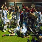 Los jugadores del Leganés tardaron bastante en retomar los vestuarios y se quedaron en el campo abrazándose y gritando para celebrar sus proeza.