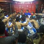Los futbolistas no hicieron caso a la presencia de la prensa en la zona mixta y siguieron con sus cánticos y muestras de felicidad por haber alcanzado la máxima competición nacional.