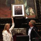 Los concejales del PPC, Alberto Fernández Díaz y Ángeles Esteller, colocan una fotografía de Don Felipe en la repisa del salón de plenos donde estaba el busto de Don Juan Carlos.