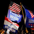 La protesta ha estado plagada de banderas y lemas de apoyo a Trump, pero también de ataques a Joe Biden.