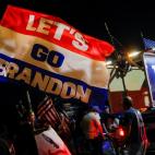 Un seguidor de Trump muestra una bandera con el lema empleado para mofarse del presidente demócrata Joe Biden.