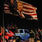 En la protesta de los seguidores de Trump se vieron numerosos símbolos de apoyo.