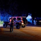 Un coche de un seguidor de Donald Trump, ante los agentes del FBI que custodiaban la mansión durante el registro.