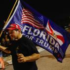 Un seguidor del expresidente muestra una pancarta en su apoyo desde Florida.