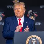 Donald Trump se aplaude a sí mismo.
