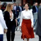 La presidenta de la Comunidad de Madrid, Isabel Díaz Ayuso (d), llega al madrileño Paseo de la Castellana antes del comienzo del desfile de la Fiesta Nacional, esta mañana en Madrid. EFE/Ballesteros