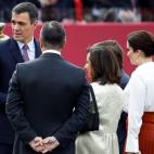 El presidente del gobierno Pedro Sánchez (i), en el madrileño Paseo de la Castellana, lugar en el que se celebra el desfile de la Fiesta Nacional, esta mañana en Madrid.- EFE/Ballesteros