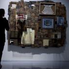 Un hombre observa la obra de Maurice Lemaitre "Autorretrato de mi padre", en el pase de prensa de estreno del nuevo Pompidou.