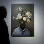 Un espectador ante "Arquitectura y moralidad", obra de Glenn Brown.