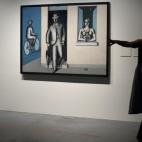 Una visitante, ante "El ciclista", una pintura de Jean Helion.