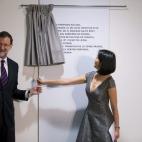 La ministra de Cultura de Francia, Fleur Pellerin, descubre la placa durante la inauguración del Pompidou malagueño.