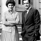 Adolfo Suárez con su esposa, Amparo Illana, en el palacio de La Moncloa en 19 de septiembre de 1979, tras haber ganado las segundas elecciones. Amparo confesó en una entrevista a Hola que no fue demasiado feliz como mujer del presidente, y lle...