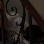 En medio de una crisis de pareja, el matrimonio se planta en las escaleras y nos regala un cunnilingus poco habitual en series de &eacute;poca. Aunque con un toque turbio.