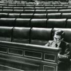 A principios de los años 80 comienza su declive en la presidencia, que culmina el 29 de enero de 1981 cuando Suárez dimite en un discurso televisado, en el que ruega que su labor no se pierda y que continúe el proceso democrático. Le sustitu...