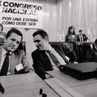 Primer congreso nacional del CDS, el nuevo partido que funda Suárez tras la desintegración de la UCD. En la foto, junto a Agustín Rodríguez Sahagún, que lo había sustituido al frente del partido desaparecido pero que le siguió al nuevo. A...