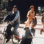 El expresidente tuvo dos hijos y tres hijas, y siempre fue un hombre muy familiar. En la foto, la familia pasea en bici en Madrid.