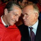 El expresidente del Gobierno, Adolfo Suárez, conversa con el histórico dirigente del Partido Comunista, Santiago Carrillo, en la Universidad Carlos III en 1998.
