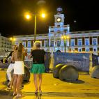 Justo antes de medianoche continuaban llegando personas que no querían marcharse de una iluminada Puerta del Sol con su selfi.