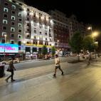 Las luces de los carteles de los teatros y de algunas fachadas de edificios emblemáticos de Gran Vía minimizaron la imagen de escaparates apagados.