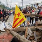 Un centenar de manifestantes han interrumpido el servicio de tren de alta velocidad en Girona este jueves, despu&eacute;s de que haya accedido a las v&iacute;as fuera de la estaci&oacute;n, que se encuentra protegida por un fuerte dispositivo po...