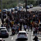 Los manifestantes por la sentencia del proc&eacute;s han cortado la Ronda Litoral direcci&oacute;n El Prat. Han acudido convocados por la plataforma Tsunami Democratic, que ha llamado a colapsar el aeropuerto, donde ha habido varias cargas polic...