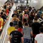 Centenares de personas se han dirigido en metro al Aeropuerto de El Prat tras el anuncio de la plataforma Tsunami Democr&agrave;tic que ha llamado a paralizar la actividad del aeropuerto.