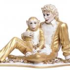 Pero mucho antes que Gaga estuvo Michael Jackson, y con él un extravagante universo que era arte en sí mismo. Así lo consideró Koons cuando a finales de los ochenta creó esta escultura de cerámica a tamaño natural del Rey del Pop y su mas...