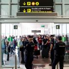 Los Mossos d' Esquadra han pedido la ayuda de la Polic&iacute;a Nacional para controlar a los manifestantes en la terminal 1 del Aeropuerto de El Prat.