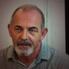 Juan Luis Menor tiene 53 años y lleva 25 en el Caserón, desde que abrió sus puertas. Es bajo, con pelo y barba cana y con unos ojos casi blancos que descolocan. "Las lentillas son mías", indica. Se maquilla con soltura y es el primero en aca...