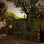 El recorrido dura 10 minutos pero, en los 25 años de historia del Caserón, ha sido tiempo suficiente para ver todo tipo de cosas. "Una vez, un tío cogió a su novia y se la puso de escudo", recuerda Pablo Pérez. "Llevo 10 años aquí y he vi...