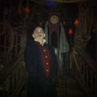 Menor ya no hace tanto de Drácula, sino de Amo, el que recibe a los visitantes. "A mí me da mucha pena la gente cuando llora… Parece que te estás pasando con el trabajo. Sobre todo le pasa a las chicas. Te piden 'por favor, no me rajes la c...