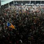 Miles de personas colapsan el acceso a la terminal 1 de Aeropuerto de El Prat.