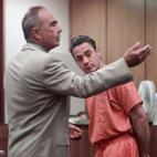 Por conducir desnudo, bajo el efecto de las drogas y con un arma; por violar la condicional.